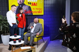 Audycja „Dzień dobry, to Ja! Rozmowy inne niż wszystkie w Radiu Kielce”. Ksiądz Mariusz Zakrzewski / Fot. Wiktor Taszłow – Radio Kielce