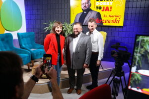 Audycja „Dzień dobry, to Ja! Rozmowy inne niż wszystkie w Radiu Kielce”. Ksiądz Mariusz Zakrzewski / Fot. Wiktor Taszłow – Radio Kielce