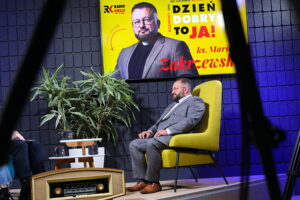Audycja „Dzień dobry, to Ja! Rozmowy inne niż wszystkie w Radiu Kielce”. Ksiądz Mariusz Zakrzewski / Fot. Wiktor Taszłow – Radio Kielce