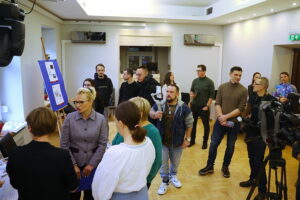 Kupując kalendarz można wesprzeć hospicjum dziecięce - Radio Kielce 10.12.2025. Kielce. Prezentacja kalendarza charytatywnego „Dzieci dzieciom" na rok 2026 / Fot. Wiktor Taszłow - Radio Kielce