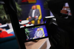 Audycja „Dzień dobry, to Ja! Rozmowy inne niż wszystkie w Radiu Kielce”. Ksiądz Mariusz Zakrzewski / Fot. Wiktor Taszłow – Radio Kielce