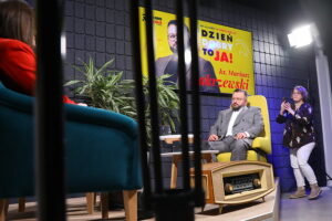 Audycja „Dzień dobry, to Ja! Rozmowy inne niż wszystkie w Radiu Kielce”. Ksiądz Mariusz Zakrzewski / Fot. Wiktor Taszłow – Radio Kielce