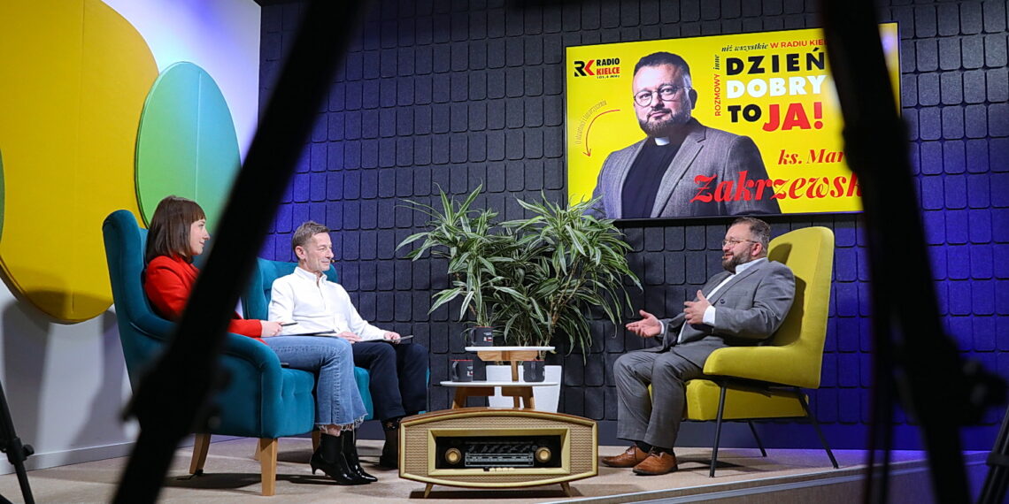 Audycja „Dzień dobry, to Ja! Rozmowy inne niż wszystkie w Radiu Kielce”. Ksiądz Mariusz Zakrzewski / Fot. Wiktor Taszłow – Radio Kielce
