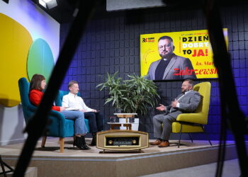 Audycja „Dzień dobry, to Ja! Rozmowy inne niż wszystkie w Radiu Kielce”. Ksiądz Mariusz Zakrzewski / Fot. Wiktor Taszłow – Radio Kielce