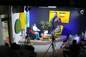 Audycja „Dzień dobry, to Ja! Rozmowy inne niż wszystkie w Radiu Kielce”. Ksiądz Mariusz Zakrzewski / Fot. Wiktor Taszłow – Radio Kielce