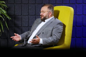 Audycja „Dzień dobry, to Ja! Rozmowy inne niż wszystkie w Radiu Kielce”. Ksiądz Mariusz Zakrzewski / Fot. Wiktor Taszłow – Radio Kielce