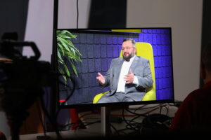 Audycja „Dzień dobry, to Ja! Rozmowy inne niż wszystkie w Radiu Kielce”. Ksiądz Mariusz Zakrzewski / Fot. Wiktor Taszłow – Radio Kielce