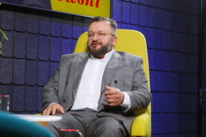 Audycja „Dzień dobry, to Ja! Rozmowy inne niż wszystkie w Radiu Kielce”. Ksiądz Mariusz Zakrzewski / Fot. Wiktor Taszłow – Radio Kielce