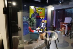 Audycja „Dzień dobry, to Ja! Rozmowy inne niż wszystkie w Radiu Kielce”. Ksiądz Mariusz Zakrzewski / Fot. Wiktor Taszłow – Radio Kielce