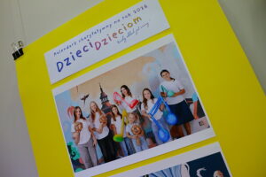 Kupując kalendarz można wesprzeć hospicjum dziecięce - Radio Kielce 10.12.2025. Kielce. Prezentacja kalendarza charytatywnego „Dzieci dzieciom" na rok 2026 / Fot. Wiktor Taszłow - Radio Kielce