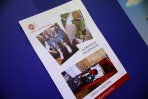 Kupując kalendarz można wesprzeć hospicjum dziecięce - Radio Kielce 10.12.2025. Kielce. Prezentacja kalendarza charytatywnego „Dzieci dzieciom" na rok 2026 / Fot. Wiktor Taszłow - Radio Kielce