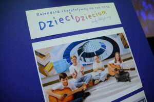 Kupując kalendarz można wesprzeć hospicjum dziecięce - Radio Kielce 10.12.2025. Kielce. Prezentacja kalendarza charytatywnego „Dzieci dzieciom" na rok 2026 / Fot. Wiktor Taszłow - Radio Kielce