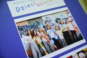 Kupując kalendarz można wesprzeć hospicjum dziecięce - Radio Kielce 10.12.2025. Kielce. Prezentacja kalendarza charytatywnego „Dzieci dzieciom" na rok 2026 / Fot. Wiktor Taszłow - Radio Kielce