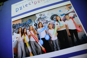 Kupując kalendarz można wesprzeć hospicjum dziecięce - Radio Kielce 10.12.2025. Kielce. Prezentacja kalendarza charytatywnego „Dzieci dzieciom" na rok 2026 / Fot. Wiktor Taszłow - Radio Kielce