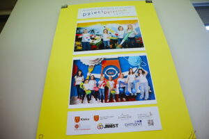 Kupując kalendarz można wesprzeć hospicjum dziecięce - Radio Kielce 10.12.2025. Kielce. Prezentacja kalendarza charytatywnego „Dzieci dzieciom" na rok 2026 / Fot. Wiktor Taszłow - Radio Kielce