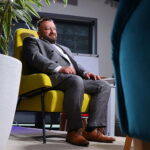 Audycja „Dzień dobry, to Ja! Rozmowy inne niż wszystkie w Radiu Kielce”. Ksiądz Mariusz Zakrzewski / Fot. Wiktor Taszłow – Radio Kielce