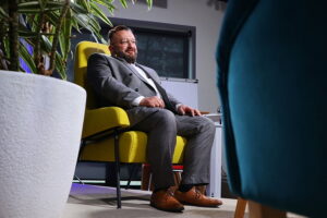 Audycja „Dzień dobry, to Ja! Rozmowy inne niż wszystkie w Radiu Kielce”. Ksiądz Mariusz Zakrzewski / Fot. Wiktor Taszłow – Radio Kielce