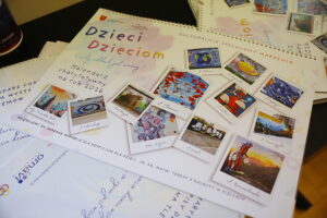 Kupując kalendarz można wesprzeć hospicjum dziecięce - Radio Kielce 10.12.2025. Kielce. Prezentacja kalendarza charytatywnego „Dzieci dzieciom" na rok 2026 / Fot. Wiktor Taszłow - Radio Kielce