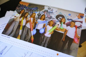 Kupując kalendarz można wesprzeć hospicjum dziecięce - Radio Kielce 10.12.2025. Kielce. Prezentacja kalendarza charytatywnego „Dzieci dzieciom" na rok 2026 / Fot. Wiktor Taszłow - Radio Kielce