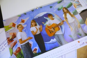 Kupując kalendarz można wesprzeć hospicjum dziecięce - Radio Kielce 10.12.2025. Kielce. Prezentacja kalendarza charytatywnego „Dzieci dzieciom" na rok 2026 / Fot. Wiktor Taszłow - Radio Kielce