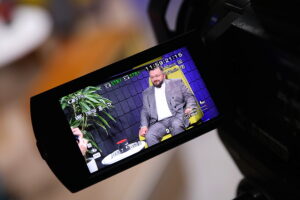 Audycja „Dzień dobry, to Ja! Rozmowy inne niż wszystkie w Radiu Kielce”. Ksiądz Mariusz Zakrzewski / Fot. Wiktor Taszłow – Radio Kielce