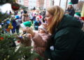 Kielce. Wspólne ubieranie choinki przez mieszkańców Czarnowa - Radio Kielce 12.12.2025. Kielce. Wspólne ubieranie choinki przez mieszkańców Czarnowa / Fot. Wiktor Taszłow - Radio Kielce