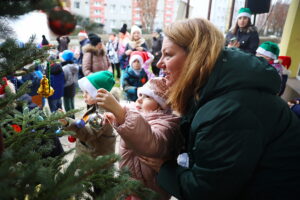 12.12.2025. Kielce. Wspólne ubieranie choinki przez mieszkańców Czarnowa / Fot. Wiktor Taszłow - Radio Kielce