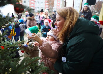 Kielce. Wspólne ubieranie choinki przez mieszkańców Czarnowa - Radio Kielce 12.12.2025. Kielce. Wspólne ubieranie choinki przez mieszkańców Czarnowa / Fot. Wiktor Taszłow - Radio Kielce