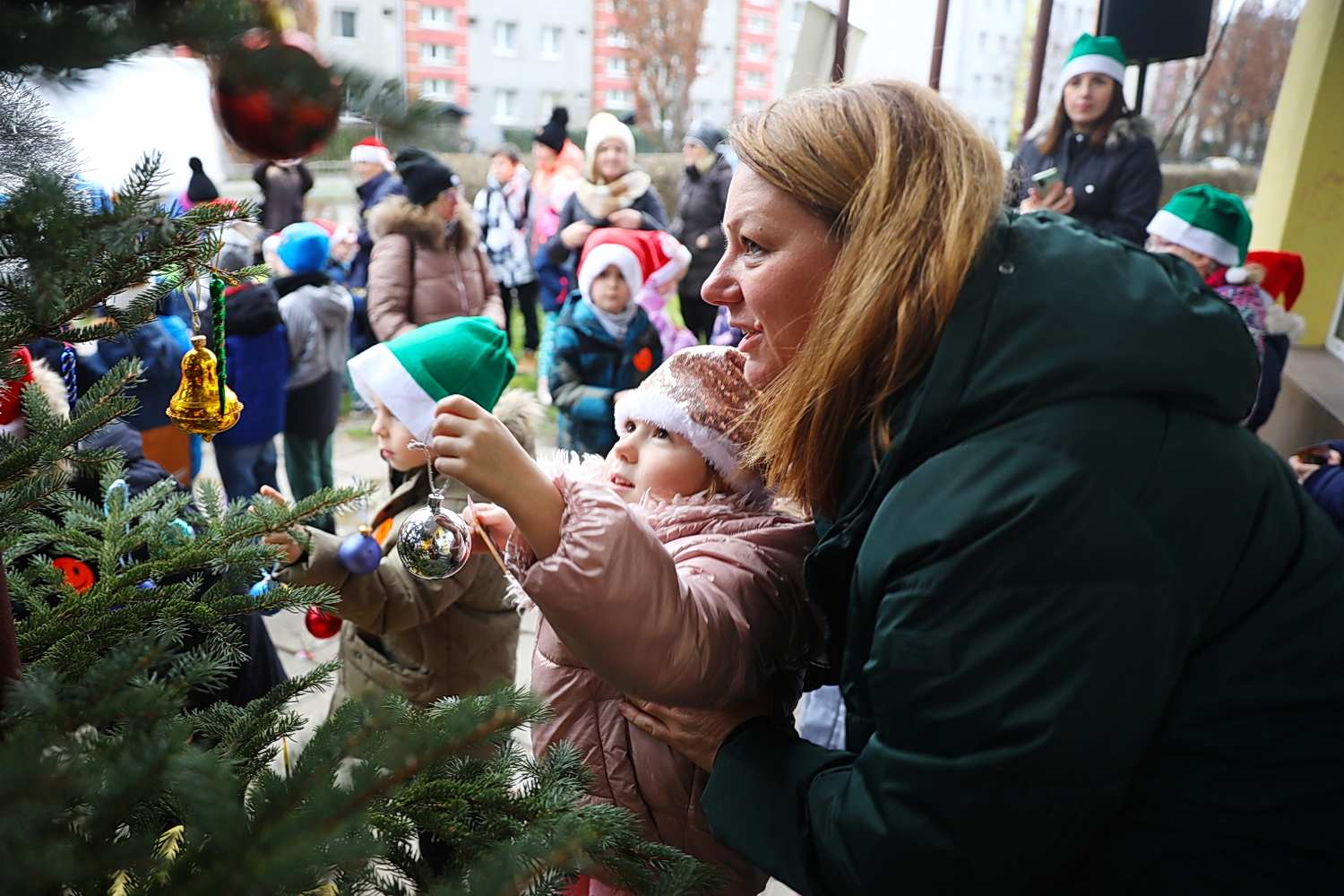 Kielce. Wspólne ubieranie choinki przez mieszkańców Czarnowa