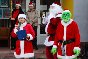 12.12.2025. Kielce. Wspólne ubieranie choinki przez mieszkańców Czarnowa / Fot. Wiktor Taszłow - Radio Kielce