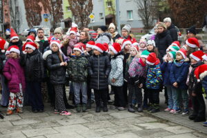 12.12.2025. Kielce. Wspólne ubieranie choinki przez mieszkańców Czarnowa / Fot. Wiktor Taszłow - Radio Kielce