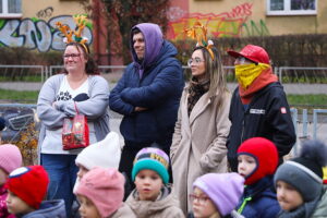 12.12.2025. Kielce. Wspólne ubieranie choinki przez mieszkańców Czarnowa / Fot. Wiktor Taszłow - Radio Kielce