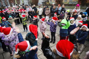 12.12.2025. Kielce. Wspólne ubieranie choinki przez mieszkańców Czarnowa / Fot. Wiktor Taszłow - Radio Kielce