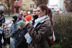 12.12.2025. Kielce. Wspólne ubieranie choinki przez mieszkańców Czarnowa / Fot. Wiktor Taszłow - Radio Kielce