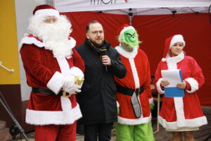 12.12.2025. Kielce. Wspólne ubieranie choinki przez mieszkańców Czarnowa / Fot. Wiktor Taszłow - Radio Kielce