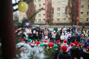 12.12.2025. Kielce. Wspólne ubieranie choinki przez mieszkańców Czarnowa / Fot. Wiktor Taszłow - Radio Kielce