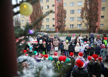 Mieszkańcy osiedla po raz kolejny wspólnie ubrali choinkę - Radio Kielce Mieszkańcy osiedla po raz kolejny wspólnie ubrali choinkę