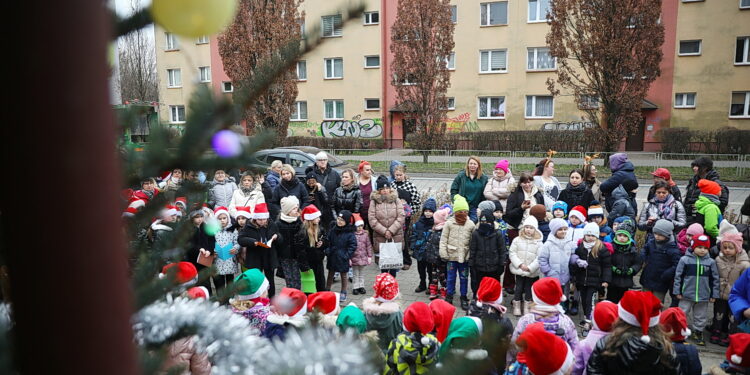 Mieszkańcy osiedla po raz kolejny wspólnie ubrali choinkę