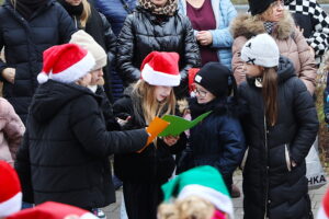 12.12.2025. Kielce. Wspólne ubieranie choinki przez mieszkańców Czarnowa / Fot. Wiktor Taszłow - Radio Kielce
