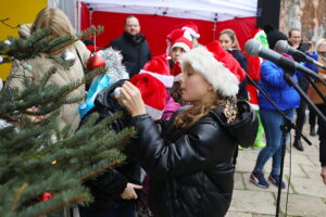 12.12.2025. Kielce. Wspólne ubieranie choinki przez mieszkańców Czarnowa / Fot. Wiktor Taszłow - Radio Kielce