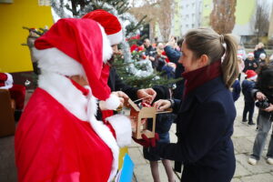 12.12.2025. Kielce. Wspólne ubieranie choinki przez mieszkańców Czarnowa / Fot. Wiktor Taszłow - Radio Kielce