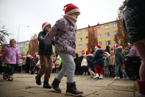 12.12.2025. Kielce. Wspólne ubieranie choinki przez mieszkańców Czarnowa / Fot. Wiktor Taszłow - Radio Kielce