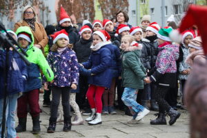 12.12.2025. Kielce. Wspólne ubieranie choinki przez mieszkańców Czarnowa / Fot. Wiktor Taszłow - Radio Kielce