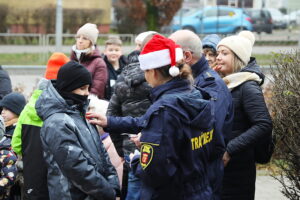 12.12.2025. Kielce. Wspólne ubieranie choinki przez mieszkańców Czarnowa / Fot. Wiktor Taszłow - Radio Kielce