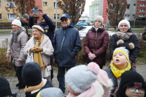 12.12.2025. Kielce. Wspólne ubieranie choinki przez mieszkańców Czarnowa / Fot. Wiktor Taszłow - Radio Kielce