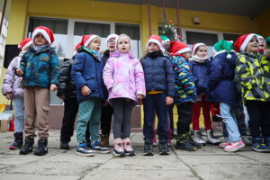 12.12.2025. Kielce. Wspólne ubieranie choinki przez mieszkańców Czarnowa / Fot. Wiktor Taszłow - Radio Kielce