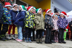 12.12.2025. Kielce. Wspólne ubieranie choinki przez mieszkańców Czarnowa / Fot. Wiktor Taszłow - Radio Kielce