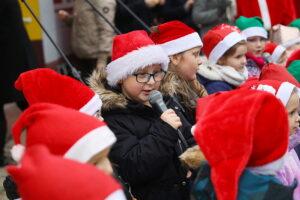 12.12.2025. Kielce. Wspólne ubieranie choinki przez mieszkańców Czarnowa / Fot. Wiktor Taszłow - Radio Kielce