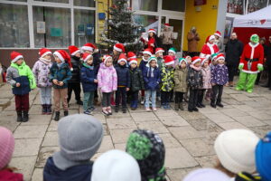 12.12.2025. Kielce. Wspólne ubieranie choinki przez mieszkańców Czarnowa / Fot. Wiktor Taszłow - Radio Kielce