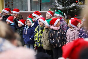 12.12.2025. Kielce. Wspólne ubieranie choinki przez mieszkańców Czarnowa / Fot. Wiktor Taszłow - Radio Kielce